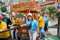 政大邀國際生組進香團 抬神轎遶境體驗廟宇文化