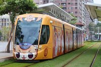 迎橘色惡魔演出  高雄輕軌限定「柑橘號」列車上路