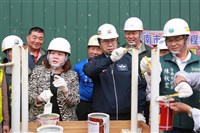 許銘春訪台南做工行善團 肯定二手家具助弱勢