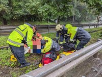 貨車台62線打滑自撞護欄 駕駛疑拋飛車外骨折