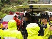 澳洲籍女子烏來登山迷路  25名警義消安全救回