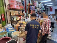 高雄雜糧行遭鳥類啄食 衛生局稽查限期改善
