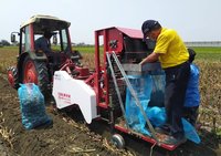 附掛式挖掘型大蒜收穫機登場  效率達人工6倍