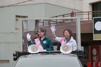 蕭美琴陪林靜儀登戰車 台中掃街拜票爭取連任