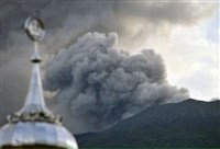 印尼火山爆發熔岩綿延1公里 至少13死18失蹤
