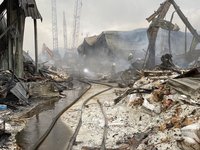 新北泰山區31間鐵皮屋工廠焚毀  警消仍奮戰殘火