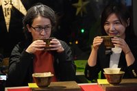 蕭美琴體驗創新青草茶道 談與賴清德共同興趣是棒球