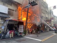 台中豐原廟東商圈火警  3戶民宅遭火噬