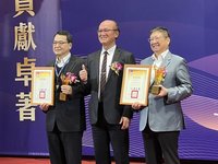 推廣閱讀  盧秀燕、楊文科獲圖書館事業貢獻獎