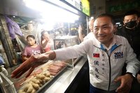 侯友宜高雄車掃催票 夜市掃街與民眾玩自拍