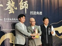 台中市工藝師授證 拳擊手陳金旺變身陶藝家