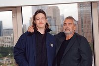 盧貝松偕坎城影帝宣傳「人犬」 許願吃台灣小吃