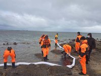 擱淺外籍貨輪油污外洩 澎湖岸巡與環保局聯手清除