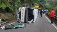 苗縣泰安鄉幸福巴士自撞山壁側翻 4人受傷送醫