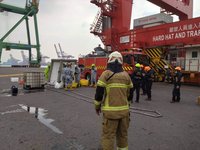 高雄港70號碼頭貨櫃氫氟酸外洩  1人送醫治療
