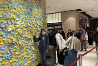 信義誠品熄燈便利貼牆寫不捨 大人小孩都留回憶