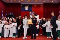 耶誕節警政署報佳音 白嘉莉合體警界黑白雙熊反詐