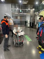 高雄鳳山車站1男子落軌 幸及時拉起送醫無礙
