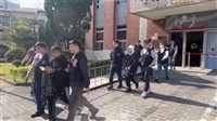 竹聯幫幹部長期欺壓店家攤販 北市警逮14嫌收押2人
