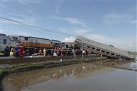 印尼萬隆2火車相撞   多節車廂變形釀3死