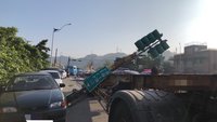 曳引車不慎撞倒基隆大華橋號誌桿 一度影響交通