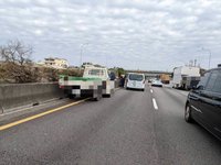 8旬翁騎機車誤闖國1 逆向行釀2車閃避追撞無人傷