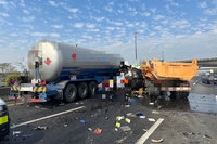 國1台南永康段2大車碰撞 化學槽車女駕駛受傷送醫