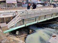 台南運河橋下現乳白色廢污水  市府採檢溯源追查