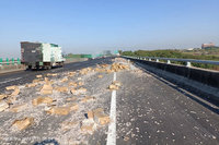 拖板車掉落大量磁磚  國1路竹段交通受影響