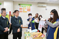 黃偉哲視察入境郵包檢疫 籲多選購本土豬肉製品