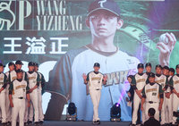 王溢正學「年輕人的語言」 帶雄鷹年輕球員重視禮貌