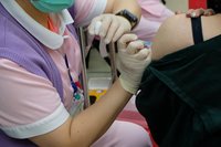 公費流感COVID-19疫苗第2階段11/1開打 74家全聯門市可接種