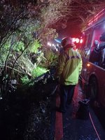 陽明山追雪車輛滑落邊坡 3人獲救無受傷