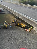 國3工程緩撞車翻落9公尺深橋下 1人送醫不治