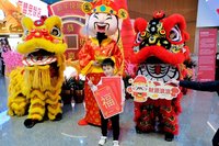 財神爺舞獅團現身桃機  外籍客提前樂享台灣年味