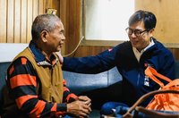 年節將近 陳其邁訪視獨居長輩致贈禮盒送暖