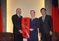 韓國瑜接見AIT處長孫曉雅 送親筆落款龍耀吉慶春聯