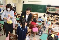 黃色小鴨游進校園  高雄新上國小開學禮趕流行