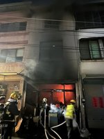 中市龍井透天厝火警 消防人員救出8隻毛小孩