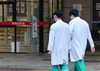 韓國政府提醫師免責保險緩頰 反引醫界病患不滿