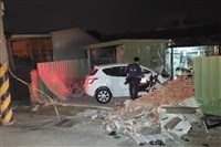 女酒駕撞破麻豆民宅圍牆 車上2人受傷送醫