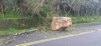 基隆湖海路邊坡砸落15噸巨石幸無人傷 單線雙向通行