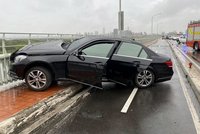 疑天雨路滑轎車擦撞前車 飛噴橫衝華江橋機車道