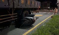 機車車禍卡貨車底 18歲男騎士重傷搶救