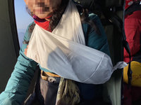 53歲女攀干卓萬群峰摔邊坡疑手骨折 直升機救出送醫
