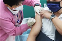 公費流感疫苗全民開打 首日8350人接種帶動打氣