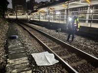 基隆三坑車站鐵道旁疑人體頭蓋骨 警方追查