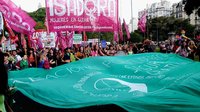 阿根廷婦女節遊行  集結國會前街頭怒吼三不