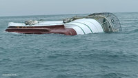 漁船外傘頂洲翻覆 海巡馳援全數船員平安獲救