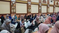 伊斯蘭齋戒月首日 印尼穆斯林傍晚在清真寺開齋